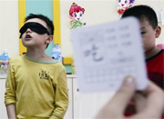 家长花2万培养孩子蒙眼识字 魔术师揭眼罩玄机