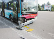 男子酒驾闯红灯撞上公交车 公交车上至少6人受伤