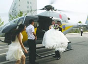 成都男子花20万用直升机迎新娘 宾客震惊