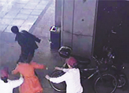 一位女子手机被偷 宁波街头上演众人抓贼追手机