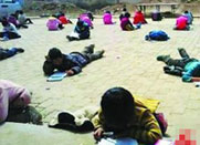 安徽一小学学生趴地上考试 校方称可防作弊