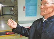 82岁老汉汶川地震时鼻腔吸入石头 藏5年后变大