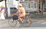 武汉现裸体“草帽哥” 一丝不挂骑车过闹市