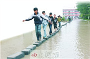 河南商丘一中学雨后成泽国 学生渡“海”如厕