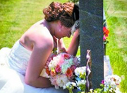英国新娘婚礼途中到墓前慰亡父 70万网友点赞