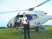 小伙租直升机向女友求婚 婚戒藏在冰块中