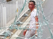 男子北京街头跳下天桥砸中公交车 已被送医