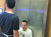 2名男童电梯间玩脖子套绳 电梯下降致1死1伤