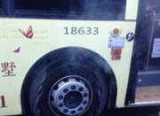 337路公交车开着开着轮胎冒烟了