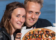 英国男子用披萨向女友求婚