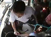 余姚男子抢夺行驶中公交车的方向盘并拉扯驾驶员