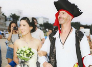 帆船教练举办海盗版婚礼 新郎身穿杰克船长服