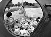 捡来的童年:两姐妹垃圾桶边过暑假 捡废品挣学费