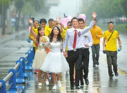 男女因跑步结缘 婚礼选择以跑步代替婚车迎亲