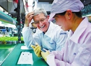 苹果CEO赴郑州督战iPhone6生产 在工厂做装箱工
