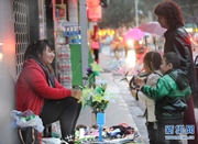 16岁女孩摆摊卖花 筹钱为救尿毒症父亲