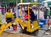 北京多个公园现儿童挖掘机