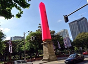 澳18米高塔被披上避孕套 呼吁安全性行为(图)