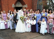 英国教堂婚礼现最庞大伴娘团 44名伴娘登场