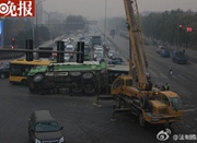 北京一渣土车侧翻砸中公交 两名乘客受伤