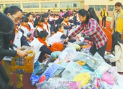 临山学生捐赠旧衣物贫困儿童御寒冬
