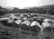 温州文成泰顺55天经历951次地震 灾民夜宿帐篷