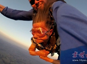 湖北8旬老太在澳大利亚体验高空跳伞