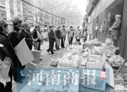 郑州数百名大学生体验城管执法 “围观”劝阻占道
