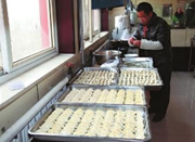陕西一班主任为给学生圣诞惊喜 亲手包近4000个饺子
