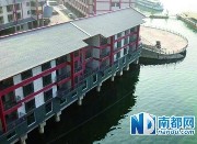 长江巴东段现水上楼盘:混凝土柱撑起建筑