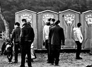 北京地坛庙会增加女厕位 男性如厕罕见排队