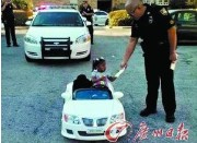 2岁女童驾驶玩具车被开4美元罚单