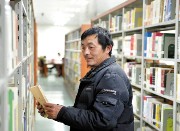 每晚泡图书馆或借阅室 53岁保洁员成浙财校园学霸叔