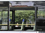 女子公交车上闻到异味误以为自燃砸窗跳车