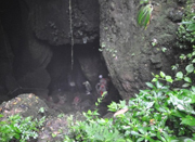 四川：19岁探险爱好者被困150米深溶洞 臀部受伤(图)