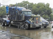 “擎天柱”现温州市区 披鲜花当做婚车使用