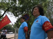实拍北京街头戴红袖章“反恐大妈”(组图)