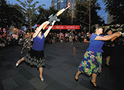 北京：大妈跳“持枪打鬼子”广场舞引市民围观(组图)