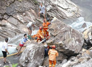 30多名驴友峡谷探险遇意外 10吨巨石滚落压住1人