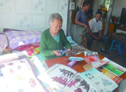 85岁老人爱剪纸攒千幅作品 女儿将其作品出书