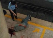 北京一男子站台探头被地铁撞伤 事发前曾饮酒