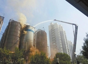 河南洛阳一啤酒厂发酵罐起火 腾起浓烟达数十米
