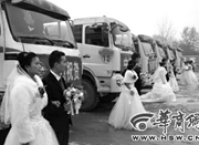陕西6对新人铁路工地办婚礼 用罐车当婚车