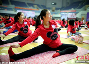 江苏上千孕妇齐做瑜伽助产 印度大师授课