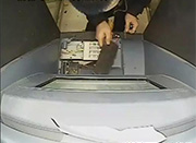 技术男失恋后菜刀拆ATM机 只为取回被吞银行卡