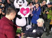 乌克兰美女情人节扮熊猫向成都小伙求婚:嫁给我