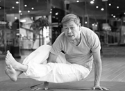 拉风老先生63岁入门瑜伽 70岁成高级瑜伽教练