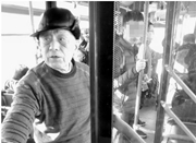 八旬老人坚持公交车上捡垃圾一年 引发全城搜索