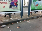 公交车站不配垃圾桶 都是垃圾
