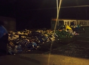 马路边的垃圾站 晚上垃圾堆了半条马路